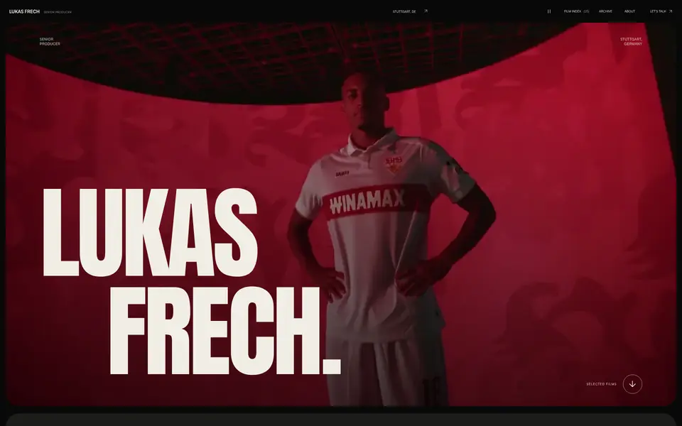 Startseite von Lukas Frech: sein Name in großen Buchstaben neben einem Fußballspieler in rotem Licht.